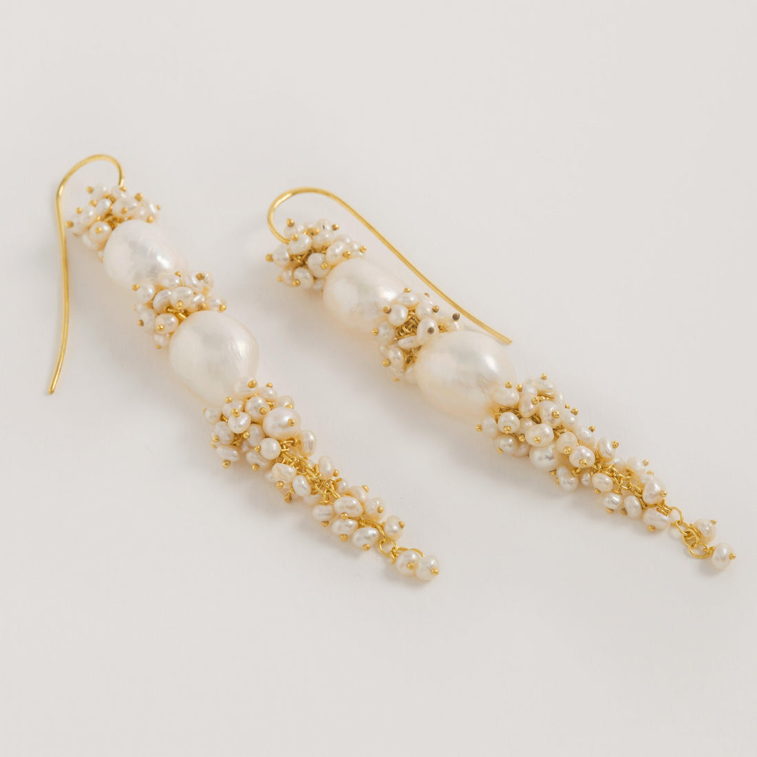 Longues Boucles d’Oreilles Baroques en Perles