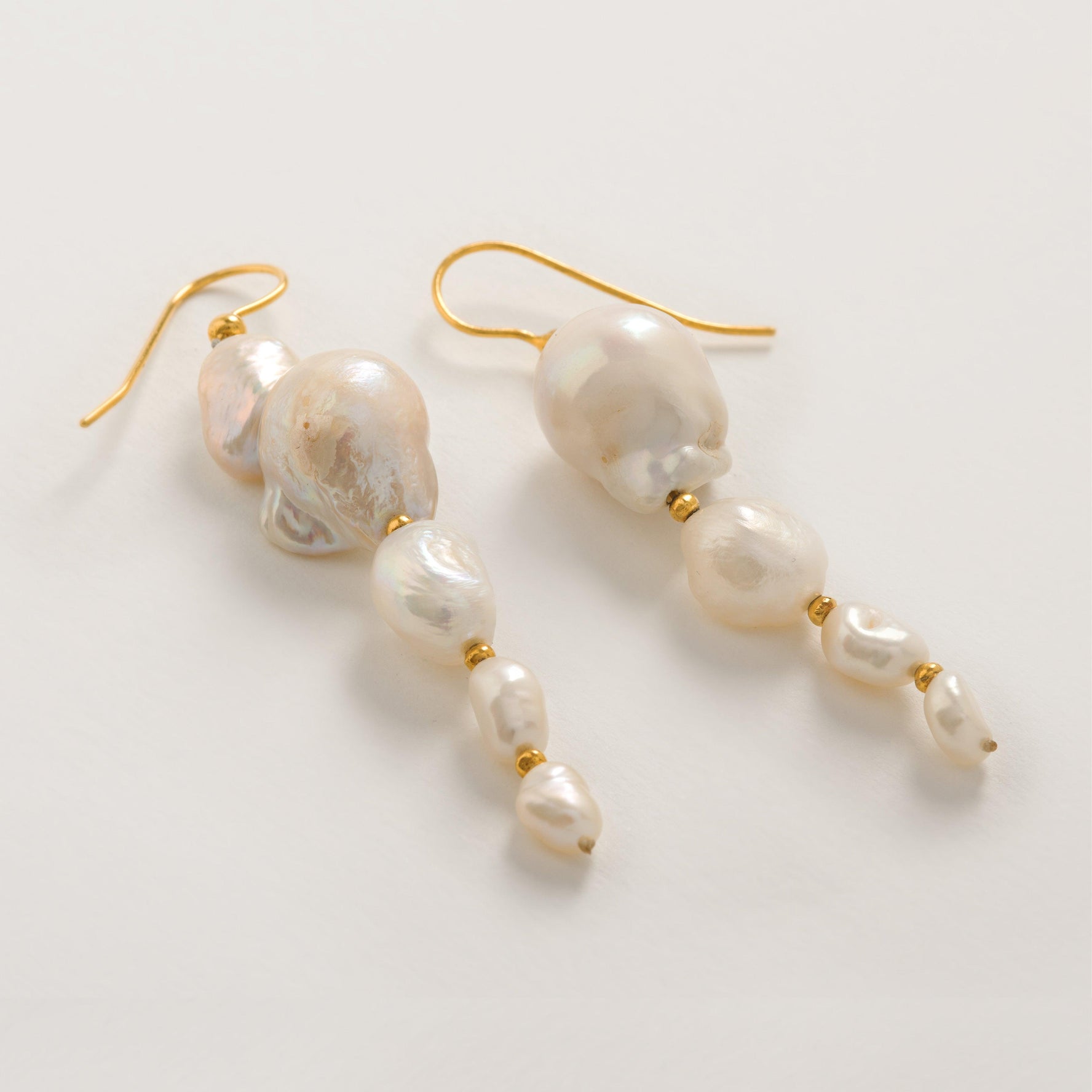 Grandes Boucles d’Oreilles Pendantes Baroques en Perles