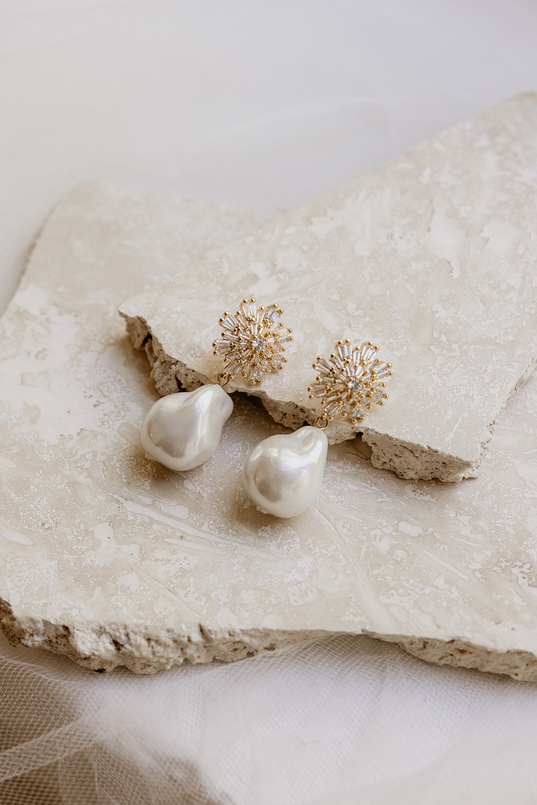 Magnolia - Boucles d'oreilles pendantes en perles baroques en forme d'étoile