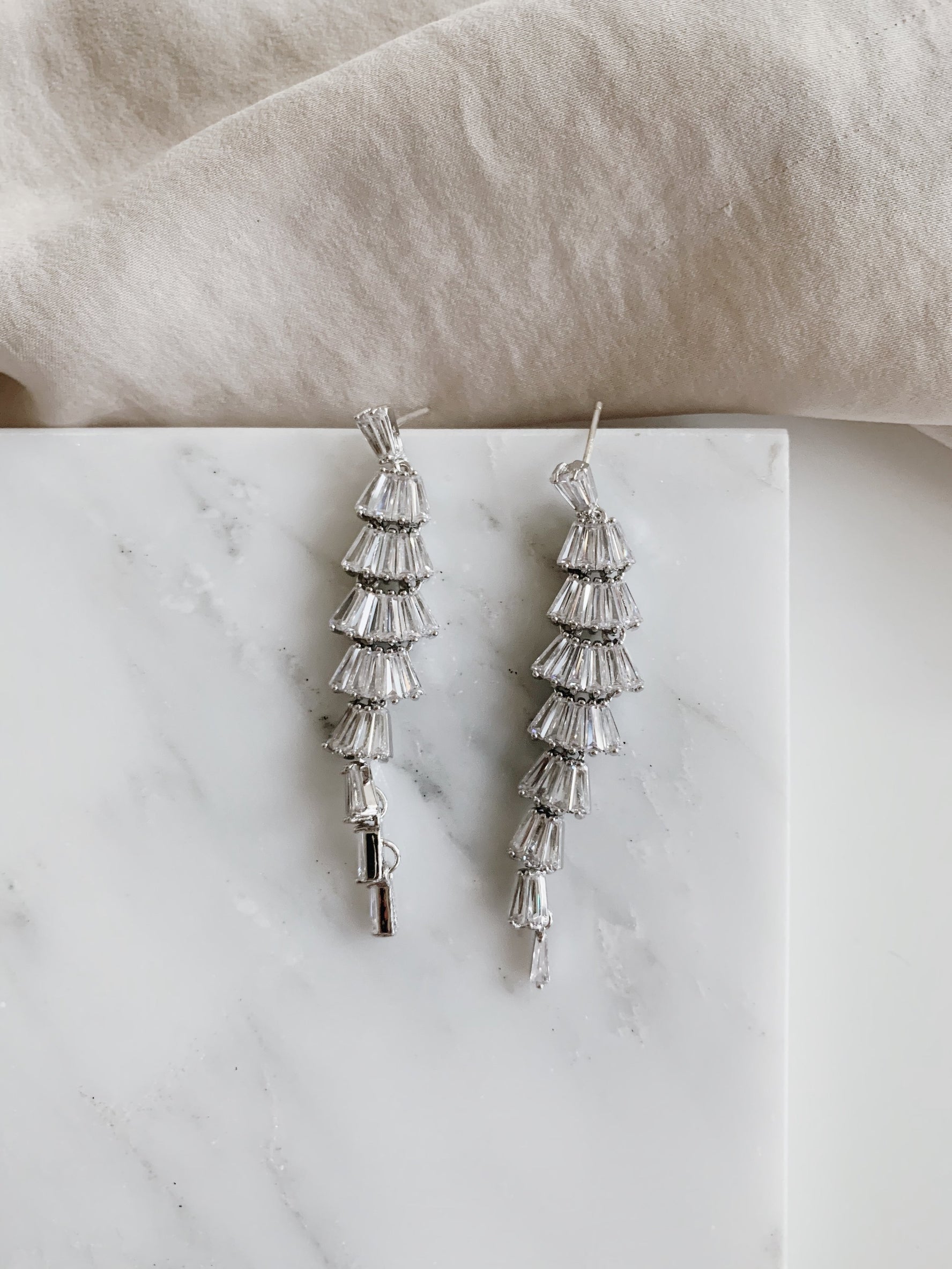 Selah - Boucles d'oreilles pendantes en forme de chandelier en cristal